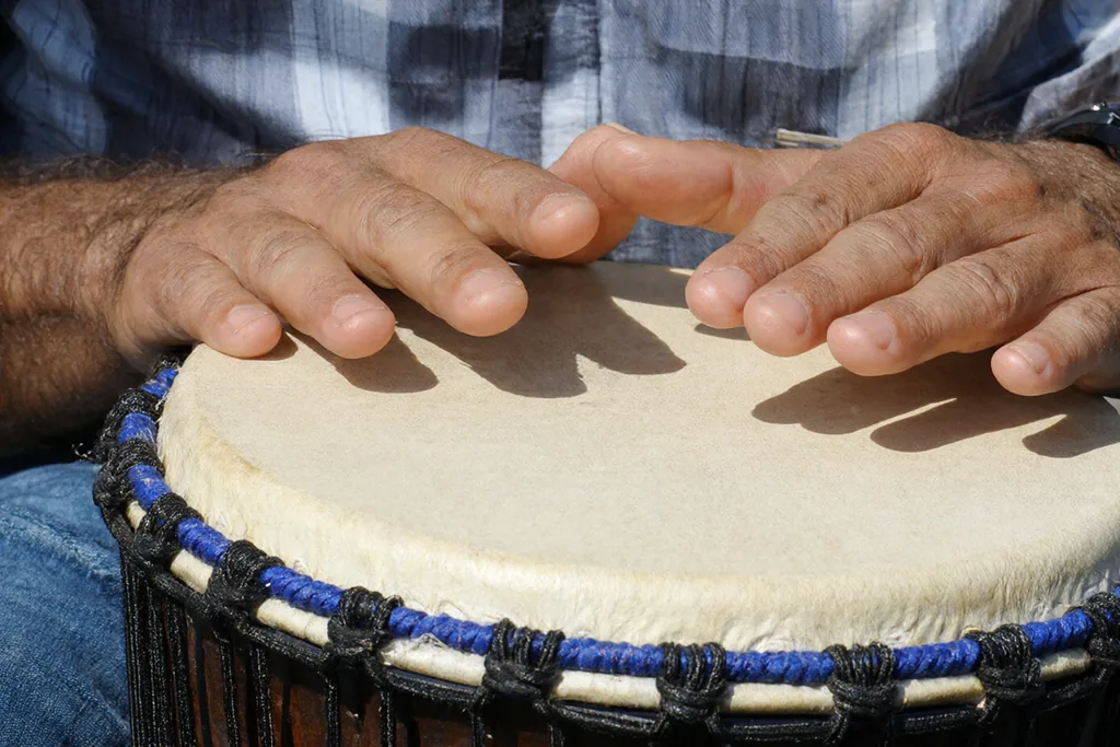 El djembé: ritmos y técnica de manos